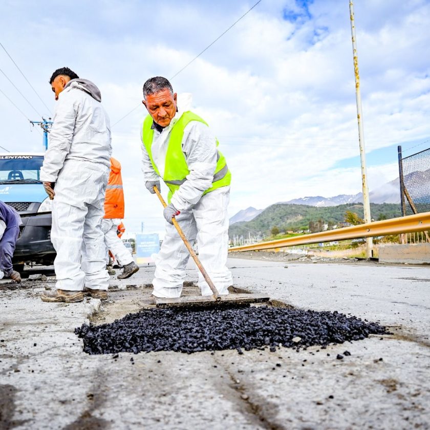 Corte al tránsito por trabajos de bacheo en el barrio Mirador de los Andes