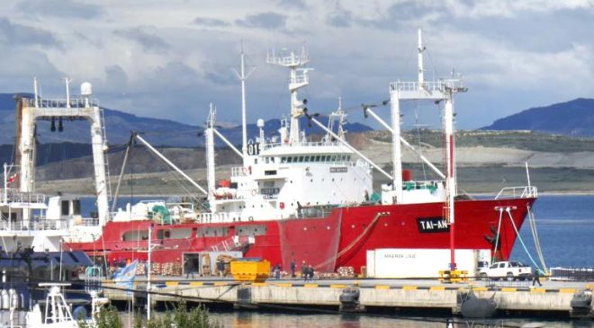 El Tai An llegó al puerto de Ushuaia con su polémica carga de merluza negra