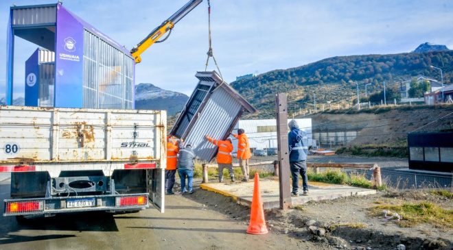 Fuerte operativo municipal de renovación de garitas en Ushuaia