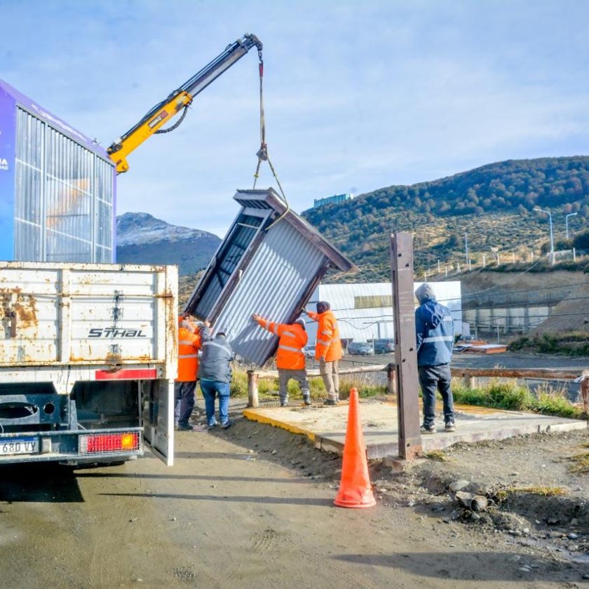 Fuerte operativo municipal de renovación de garitas en Ushuaia