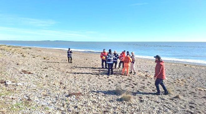 Peritos forenses analizan un hueso encontrado por un pescador