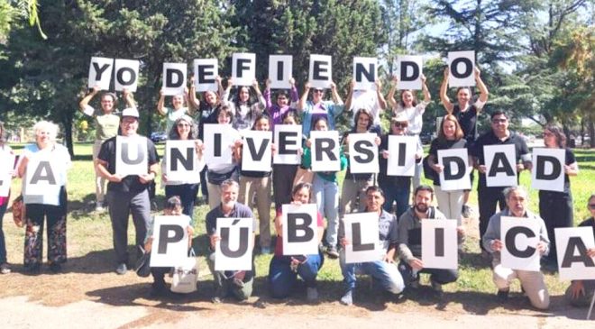 Por la Universidad pública y gratuita Milstein, Leloir, Houssay, son premios Nobel en ciencia, y argentinos. Somos el único pais de Latinoamérica con tres científicos premiados con ese prestigioso galardón. Y todos son de la UBA. También podemos citar al Dr. Profesor Ricardo Finoccieto, eximió cirujano, inventor del fronto luz que lleva su nombre; del gorro que cubre la nuca que se usa hasta en la NASA y de valvas de cirugía e instrumental quirurgico. Sin dudas desarrolló innovadoras técnicas quirúrgicas. Y al profesor José María Mainetti de la universidad de La Plata, inventor del separador autoestatico para cirugías de pelvis. Y al Dr. René Favoloro, inventor del bypass coronario, y de una innumerable cantidad de instrumental, nacido en el barrio El Mondongo, de la UNLP. Y al Dr. Julio Palmaz, inventor del stent coronario, de la UNLP. Solo estos últimos dos médicos salvaron millones de vidas en el mundo y ambos pertenecieron a la universidad pública de Medicina de La Plata. Podría seguir mencionando al profesor y doctor Alejandro Posadas, formado en Francia y quien fuera filmado realizando la extirpación de un quiste hidatídico hepático a un hombre de campo, sin guantes, con traje corbata y guardapolvo. Fue la primera cirugía filmada en la historia de la medicina mundial, realizada en el antiguo Hospital de Clínicas, hospital escuela que depende de la UBA. Miles de futuros profesionales pasan hoy por esas aulas, y en el futuro serán nuestros médicos tratantes. Fue la Universidad pública la que le permitió a un hijo de tintoreros japoneses poder recibirse de médico. El primer profesional de una familia que no hablaba castellano. A la hija de un hachero recibirse de abogada. Al hijo del mecánico ser ingeniero. Al hijo del panadero ser contador. Al hijo del verdulero ser profesor de educación Física. A la hija de un taxista poder diseñar ropa de alta costura. Gente común, laburantes, que pudieron lograr que sus hijos sean educados. Y que los superen. Le temen al pobre que se educa. Un pobre educado sería el final de sus espurios deseos. Por eso la sociedad tiene que apoyar a la Universidad pública y gratuita. La solución para esta triste realidad que nos golpea diariamente es la educación de calidad, el acceso a información de alto vuelo. Nada se construye sobre cimientos de ignorancia. Por todo lo dicho y mucho más, es un deber moral para todo aquel que haya cursado sus estudios en las universidades publicas y los que no, ir a la marcha del próximo martes 23 de abril y apoyar a nuestros estudiantes.