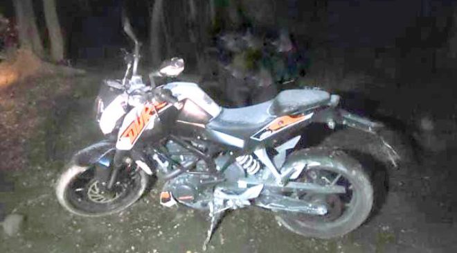 Motociclista ebrio se cayó de su vehículo justo frente a un patrullero