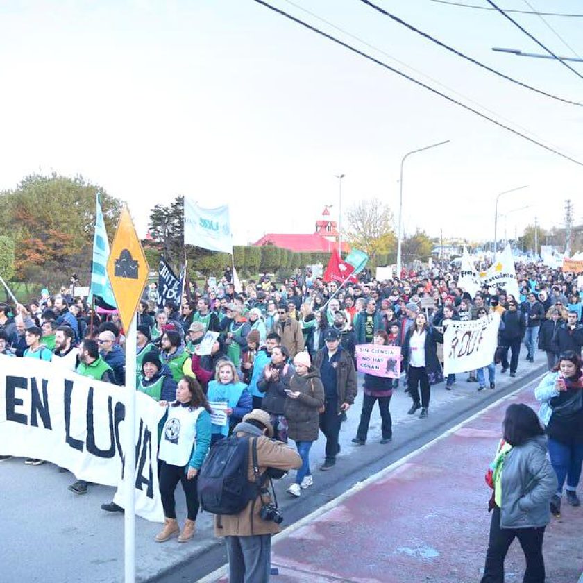 Multitudinaria Marcha Universitaria en Tierra del Fuego