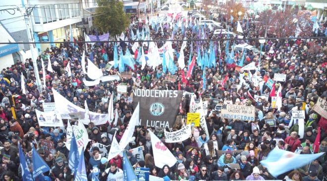 Multitudinaria Marcha Universitaria en Tierra del Fuego