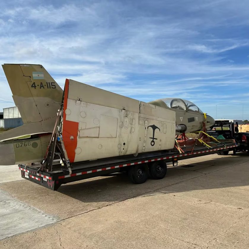 Organizan una colecta para repatriar de EEUU el avión del memorable ataque en solitario a la flota británica en Malvinas