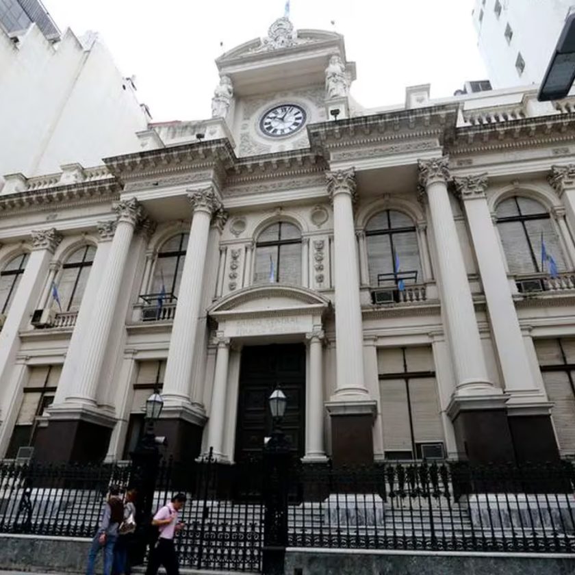 El Banco Central volvió a bajar la tasa de interés y la dejó en 50% anual: es la quinta reducción desde que asumió Milei