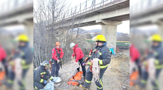 Saltó desde el puente amarillo y se salvó