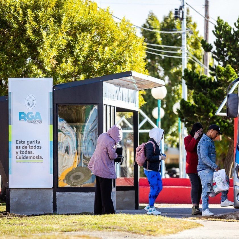 Reacondicionan nuevas garitas de colectivos y piden colaboración a vecinos para su cuidado