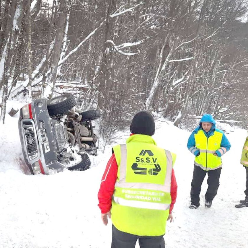 Turista santacruceño volcó frente a Las Cotorras