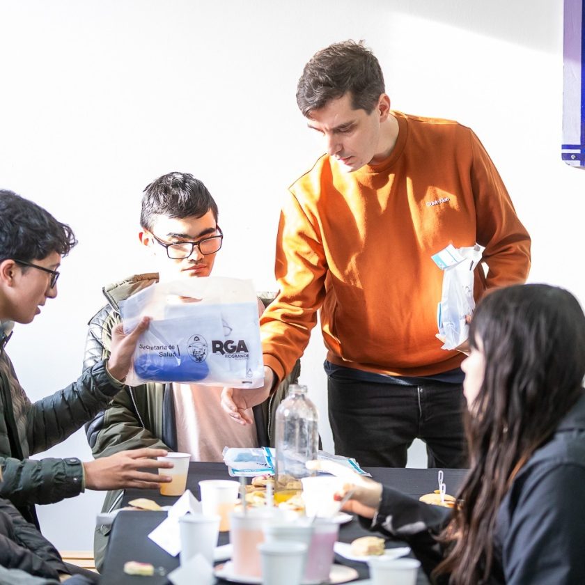 Pérez compartió una merienda con 250 jóvenes que accedieron a lentes gratuitos