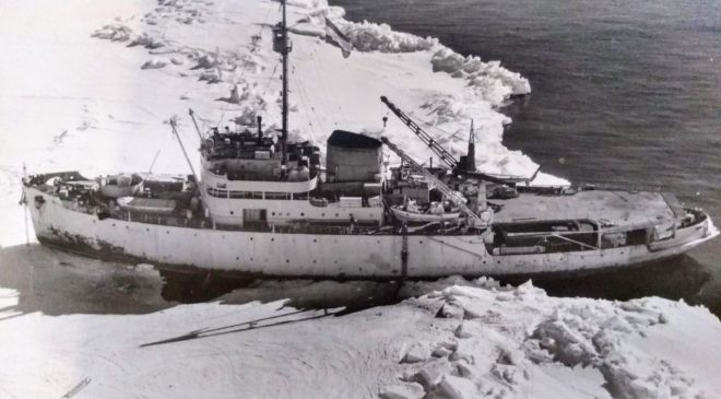 Navegar entre bordes de hielo de 40 a 100 metros de altura