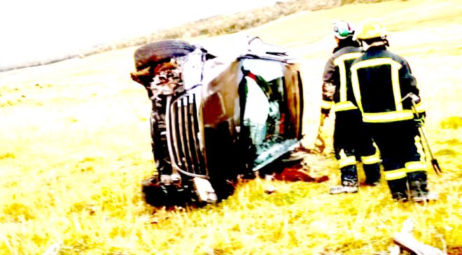 Conductor es hospitalizado tras volcar en la Ruta 3