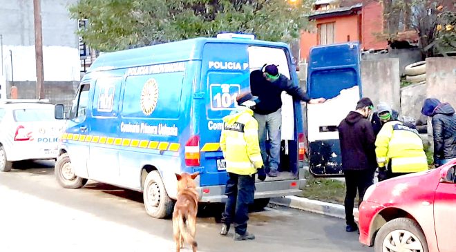 Discutieron y él la arrastró dos cuadras con su camioneta