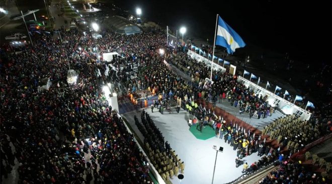 A horas de la Vigilia de la Gesta por Malvinas, se habían comunicado con autoridades de la Televisión Pública Fueguina para informar la no transmisión desde su par Nacional. Afortunadamente, los fueguinos hicieron escuchar su voz y ante el mal estar que esto implicó, autoridades nacionales se desdijeron y finalmente, la transmisión llegará a todos los argentinos.
