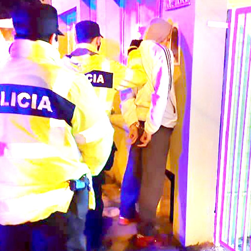 Lanzaban botellas a la calle: uno fue detenido por agredir a un policía