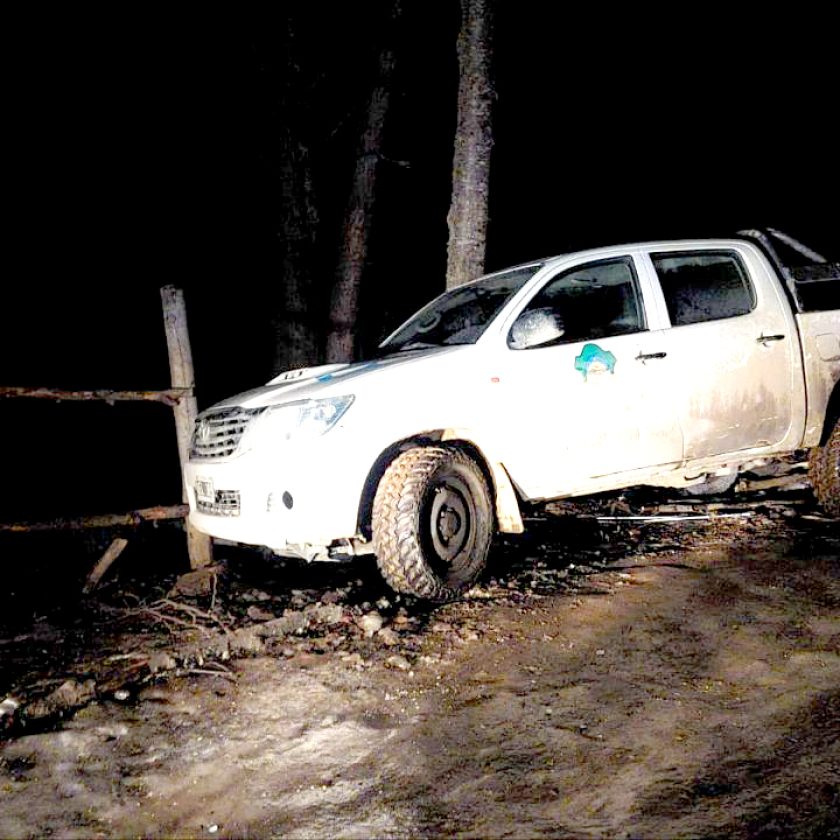 Le confiaron un vehículo oficial y lo chocó en estado de ebriedad