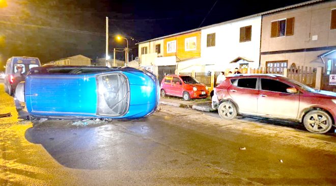 Conductora volcó tras chocar un auto estacionado