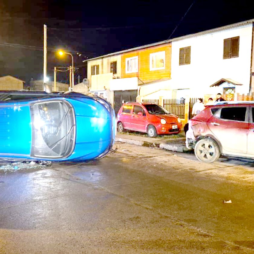 Conductora volcó tras chocar un auto estacionado