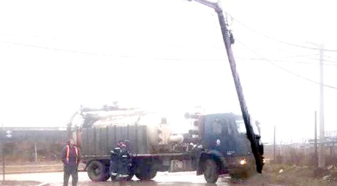 Un camión atmosférico chocó contra un poste