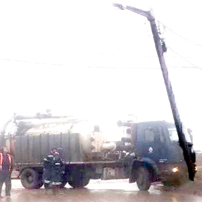 Un camión atmosférico chocó contra un poste