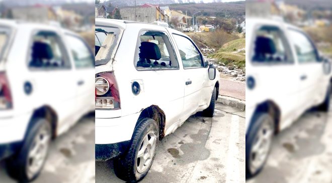 Chocó contra un montículo y volcó, pero nadie salió herido