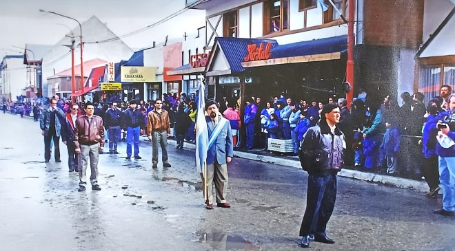 Veteranos de Malvinas marchan por calle San Martín, a un año de la provincialización