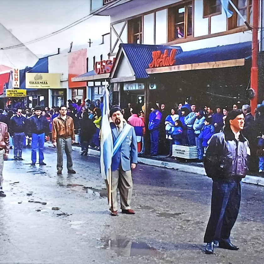 Veteranos de Malvinas marchan por calle San Martín, a un año de la provincialización