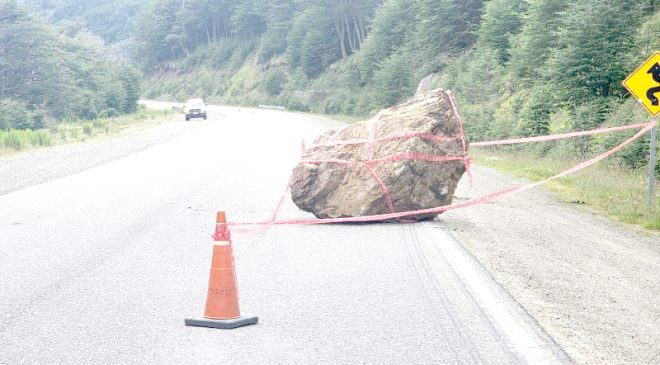 Se despeñó una roca del Monte Olivia y cayó sobre la Ruta 3