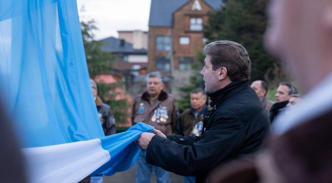 Realizaron izamientos simultáneos en toda la provincia y las bases antárticas