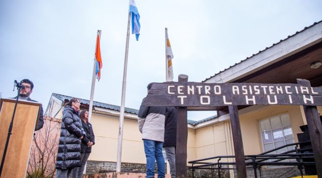 Realizaron izamientos simultáneos en toda la provincia y las bases antárticas